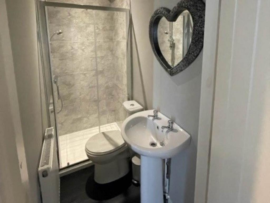 Room 1 Ensuite (1)