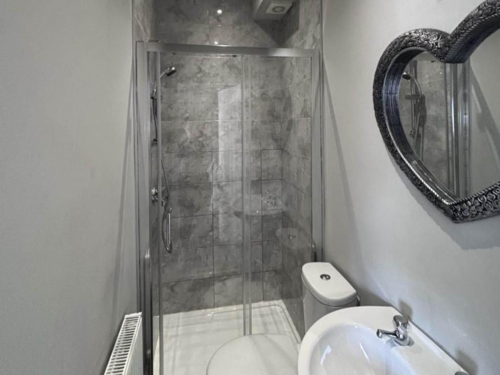 Room 1 Ensuite (2)