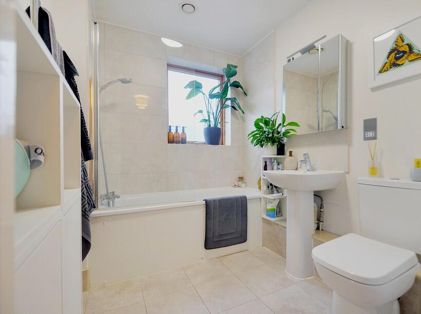 Bathroom (2).jpg