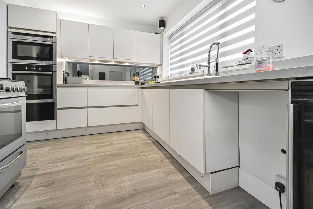 29 Mallory Drive Kitchen (6).jpg