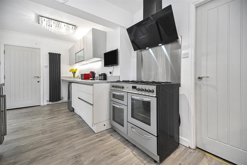 29 Mallory Drive Kitchen (7).jpg