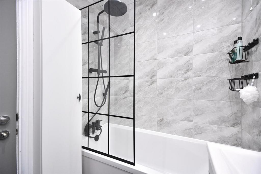 29 Mallory Drive Bathroom (1).jpg