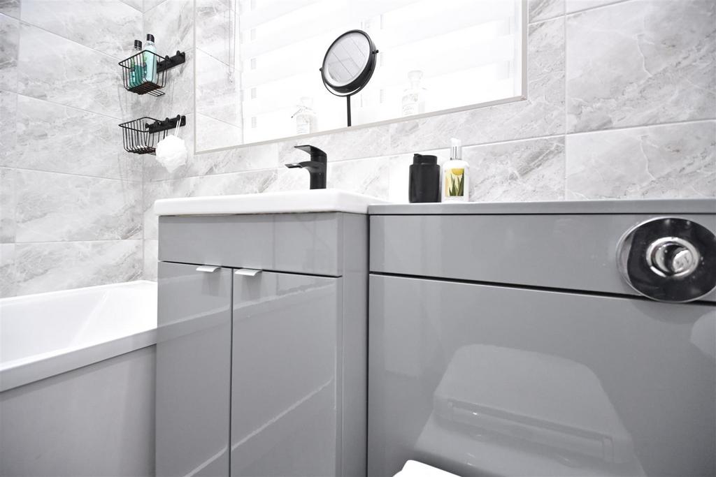 29 Mallory Drive Bathroom (3).jpg
