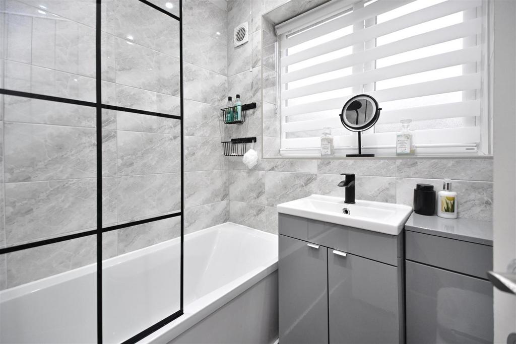 29 Mallory Drive Bathroom (2).jpg