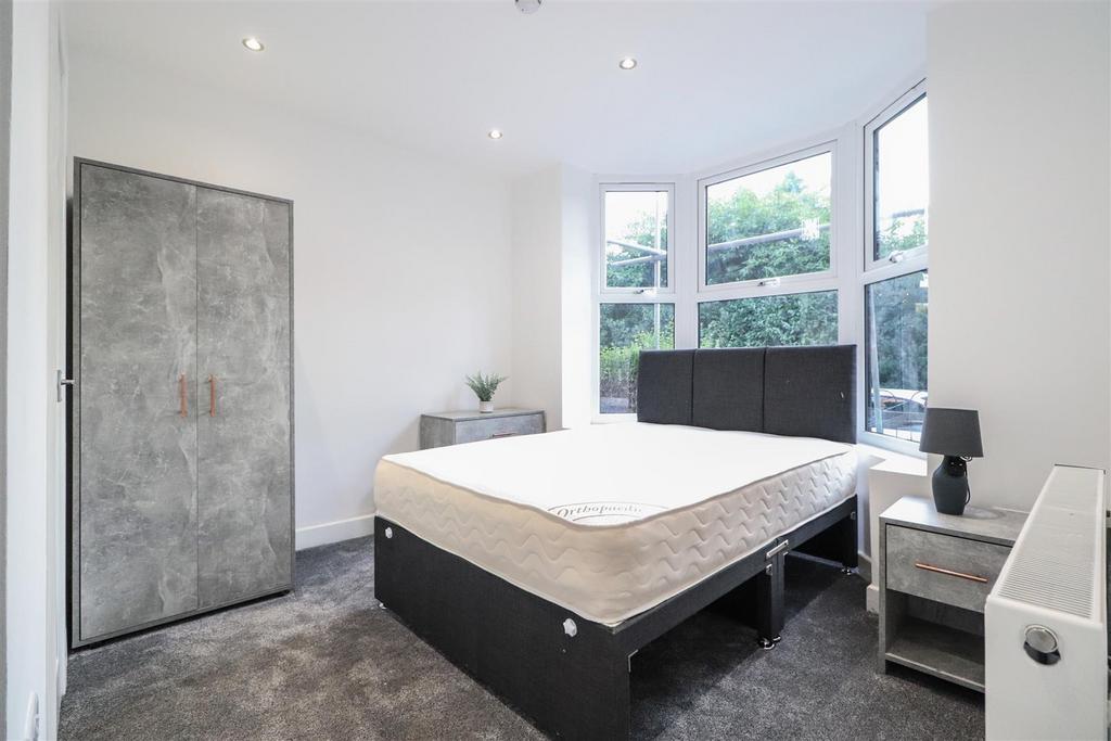 Bright, well-presented double bedroom with a la...