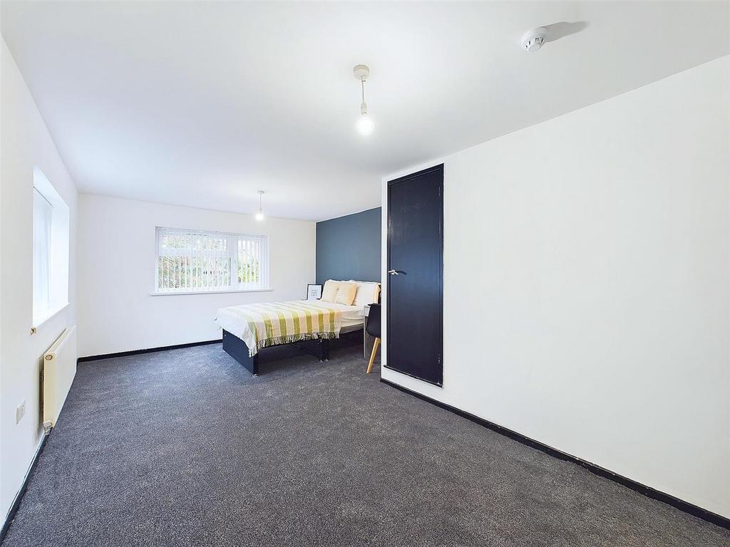 Spacious bright bedroom with double bed and cri...