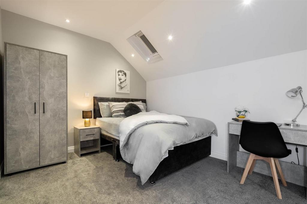 Bright, neatly presented double bedroom with a ...