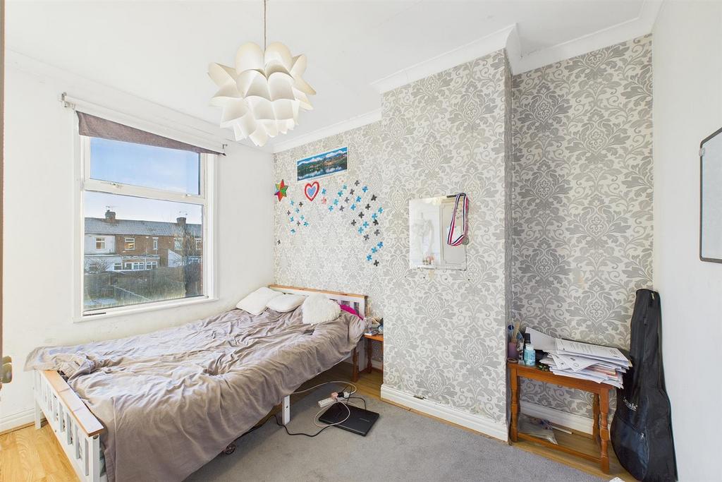 Bright, neatly presented double bedroom with a ...
