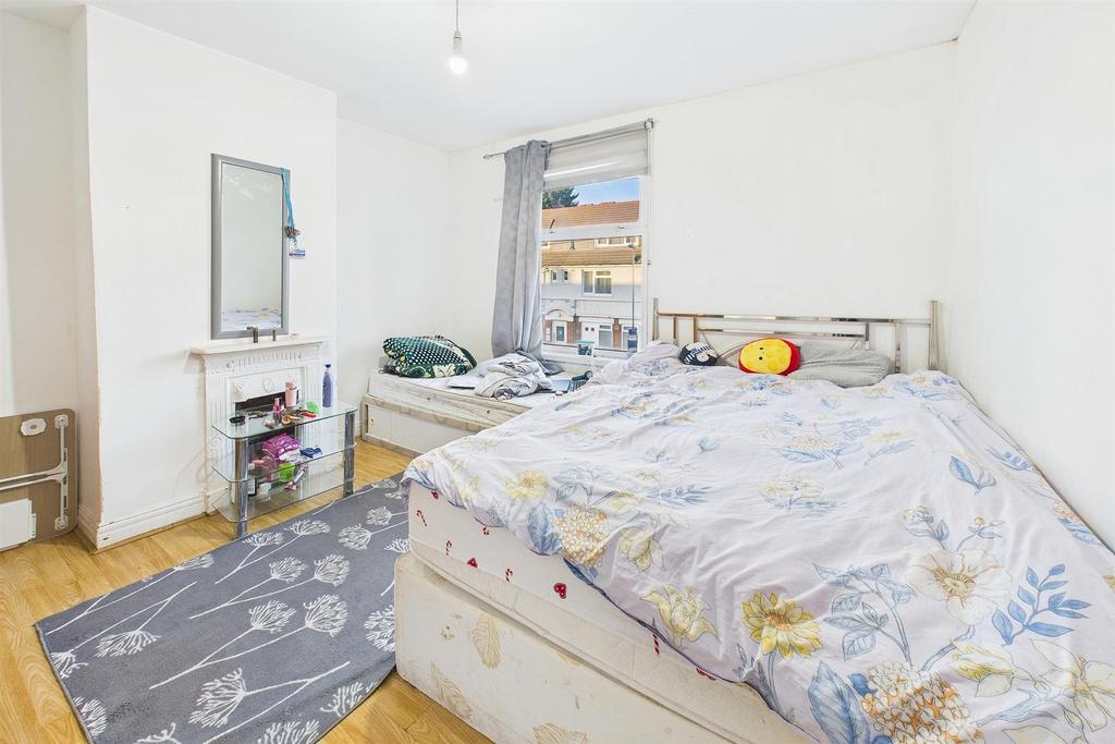 Bright, simply furnished double bedroom with a ...