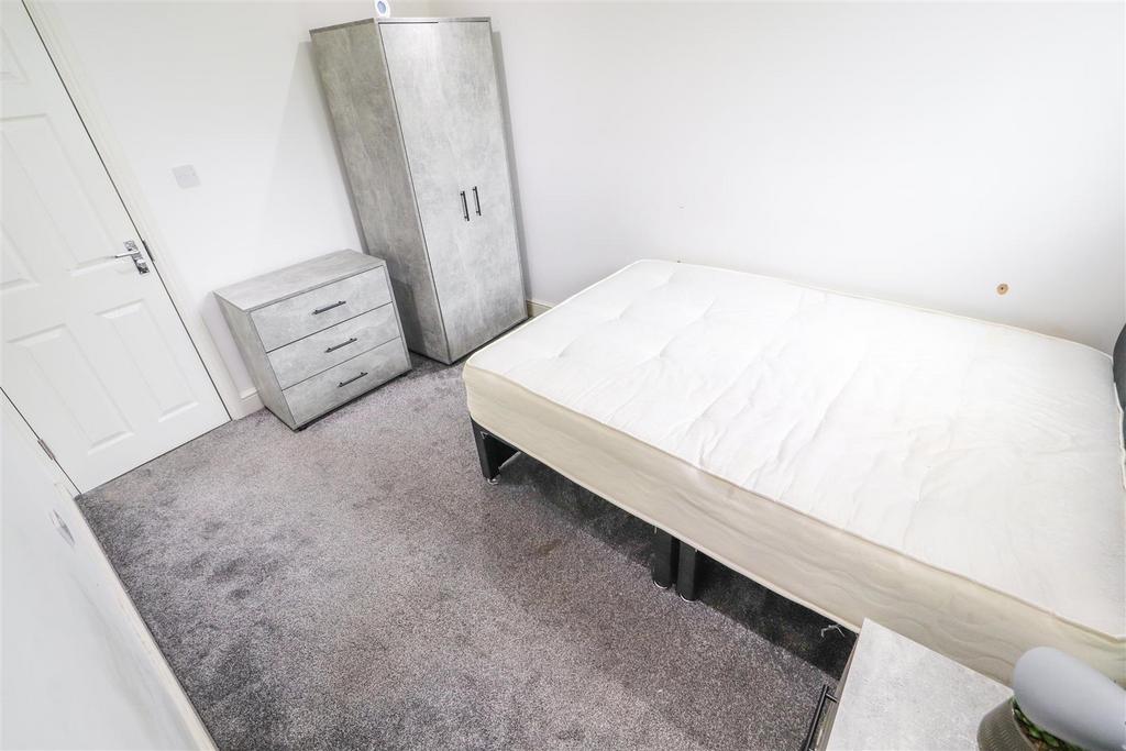 Bright, simply furnished double bedroom with bu...