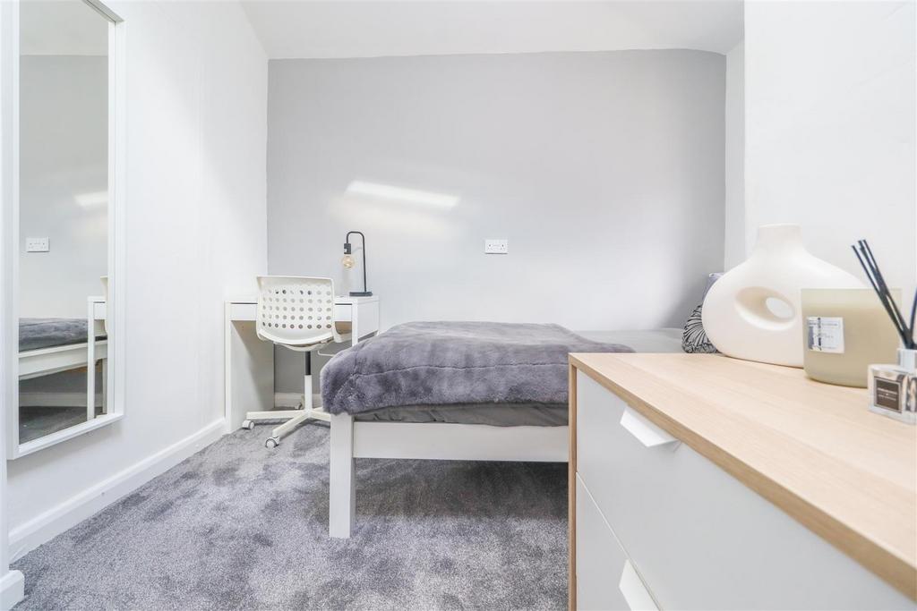 Bright, neatly presented single bedroom with a ...