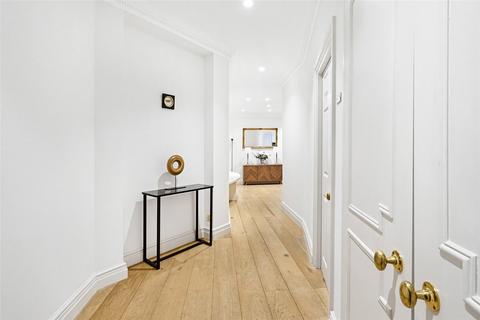 3 bedroom flat to rent, Basil Street, London, SW3