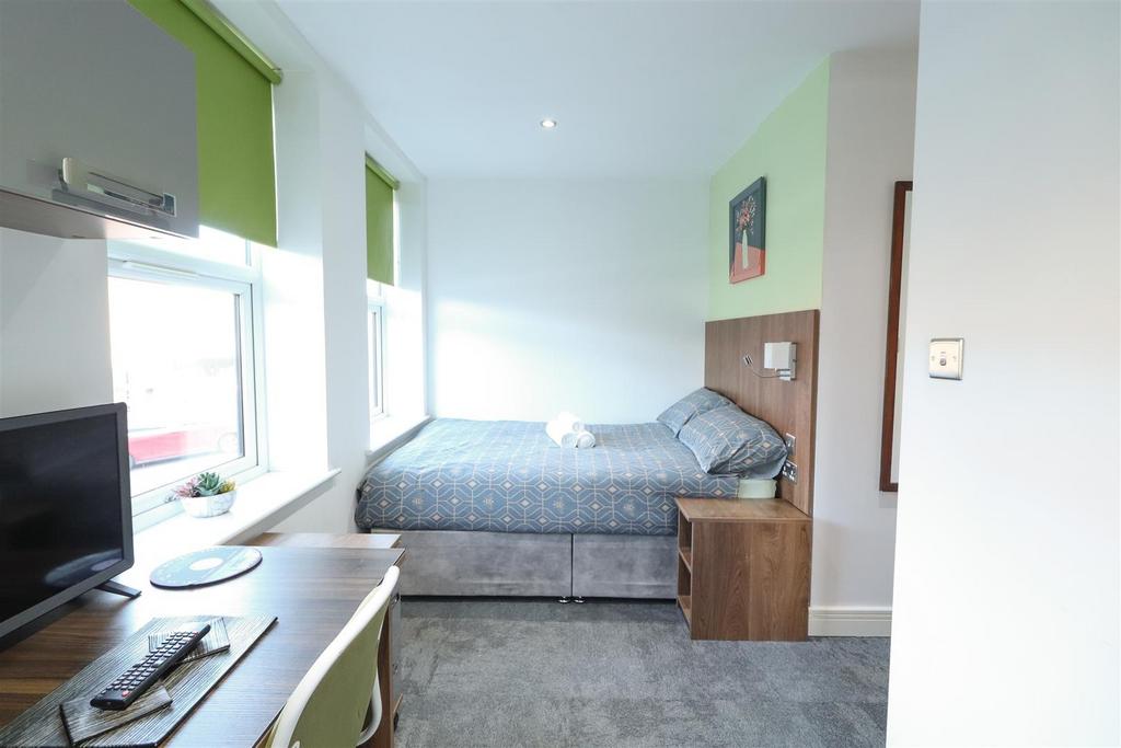 Bright double bedroom with study area and stora...