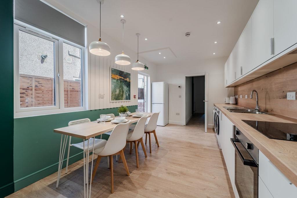 Bright modern kitchen/diner with clean finishes...