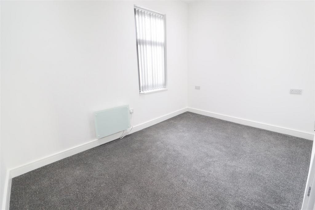 Bright, neutral double bedroom with new carpet...