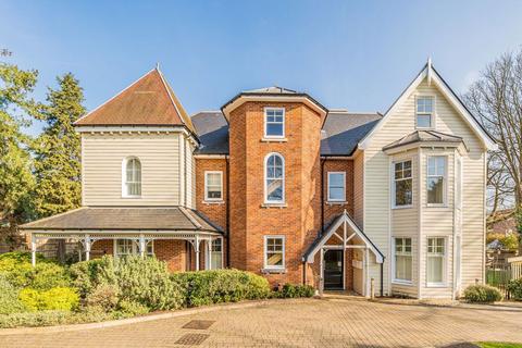 2 bedroom flat for sale, Oatlands Chase, Weybridge KT13