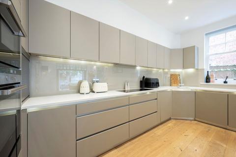 2 bedroom flat for sale, Oatlands Chase, Weybridge KT13