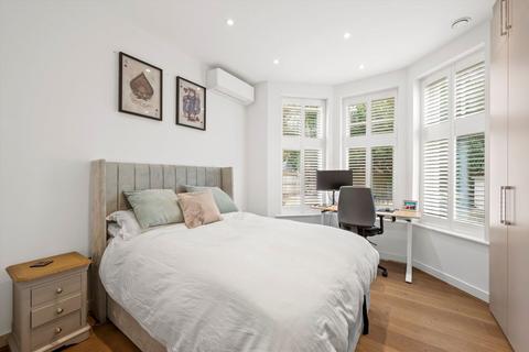 2 bedroom flat for sale, Oatlands Chase, Weybridge KT13
