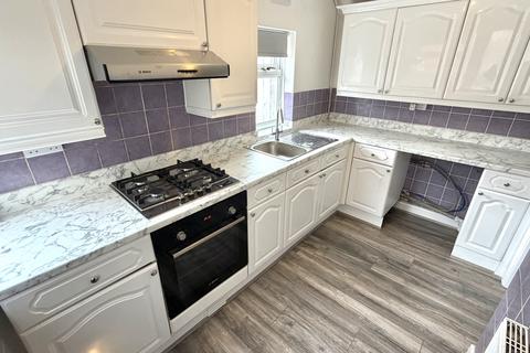 3 bedroom semi-detached house to rent, Manor House Road, Wednesbury