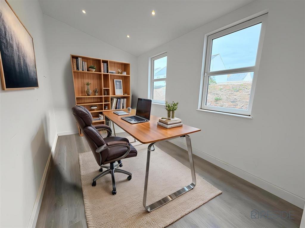 PHOTO-2026-03-10-15-00-47-3 - Home Office - Standa
