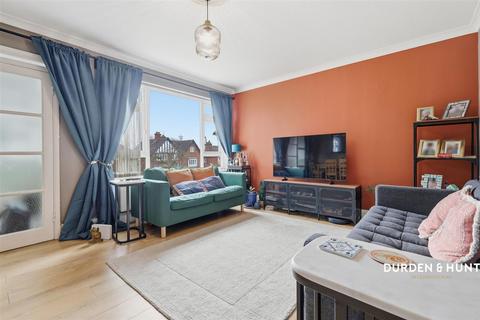 2 bedroom flat for sale, Russell Road, Buckhurst Hill, IG9