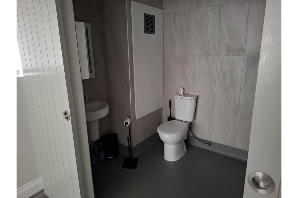 Annexe Shower Room