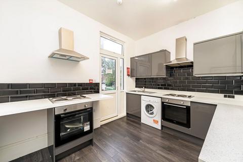 Studio to rent, East Dulwich Grove, London SE22