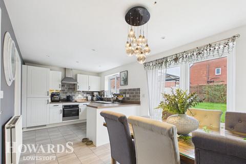 4 bedroom detached house for sale, Maplesden Close, Lowestoft