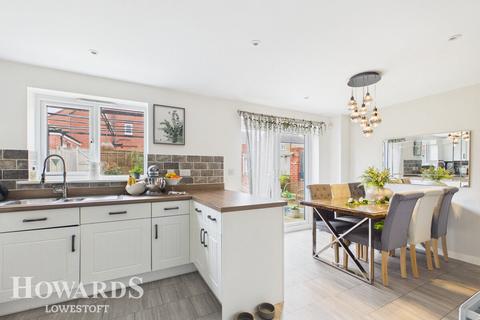 4 bedroom detached house for sale, Maplesden Close, Lowestoft