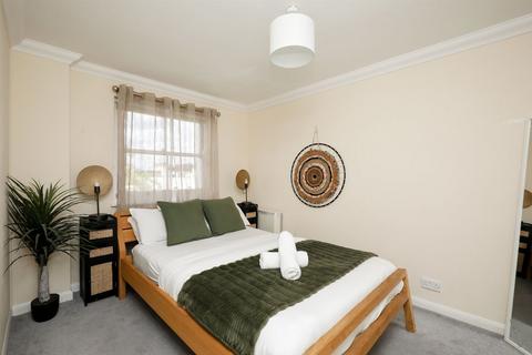2 bedroom flat to rent, St. Stephens Gardens, London W2