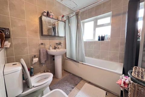 1 bedroom in a house share to rent, Elmbank Way, Hanwell