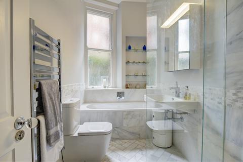 132b Ashley Gardens