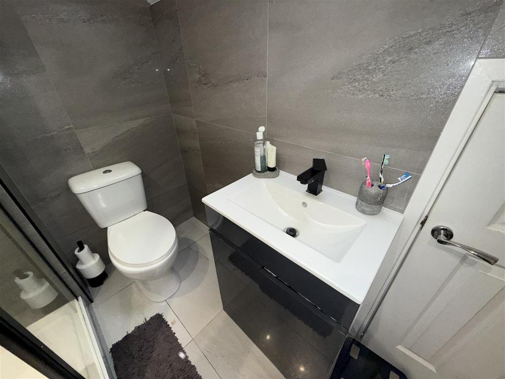 En suite shoower room