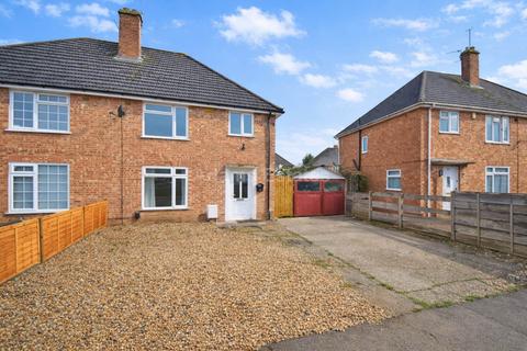 3 bedroom semi-detached house to rent, Foxhays Road, Reading