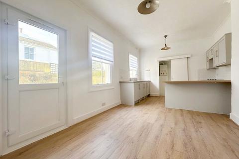 2 bedroom flat to rent, Westbourne Gardens, Hove, BN3