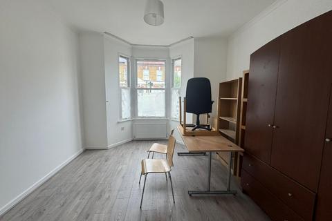 Studio to rent, Cranbrook Park