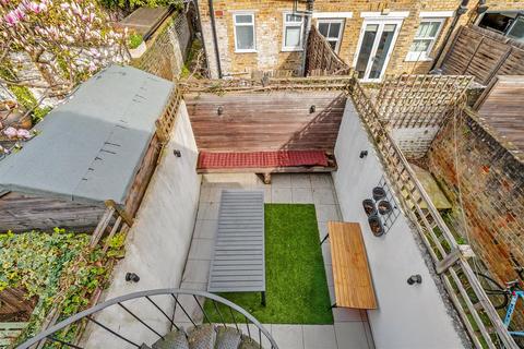 3 bedroom flat for sale, Broughton Road, London