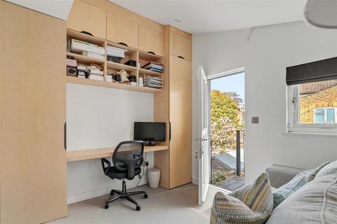 3 bedroom flat for sale, Broughton Road, London
