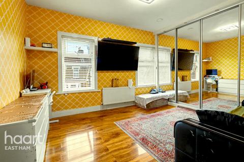 2 bedroom flat for sale, South Esk Road, London