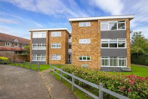2 bedroom apartment to rent, Cedar Close, Buckhurst Hill