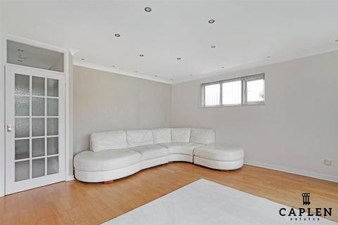 2 bedroom apartment to rent, Cedar Close, Buckhurst Hill