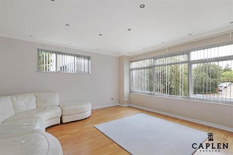 2 bedroom apartment to rent, Cedar Close, Buckhurst Hill