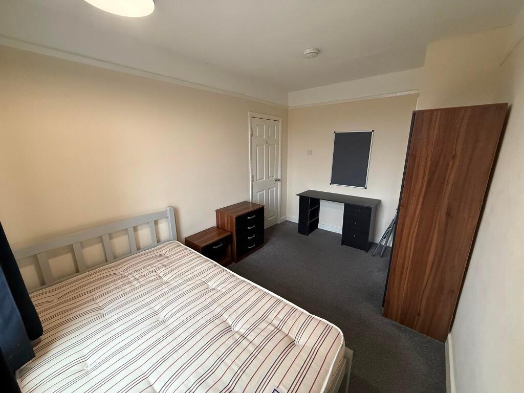 Bright, neatly presented double bedroom with a ...