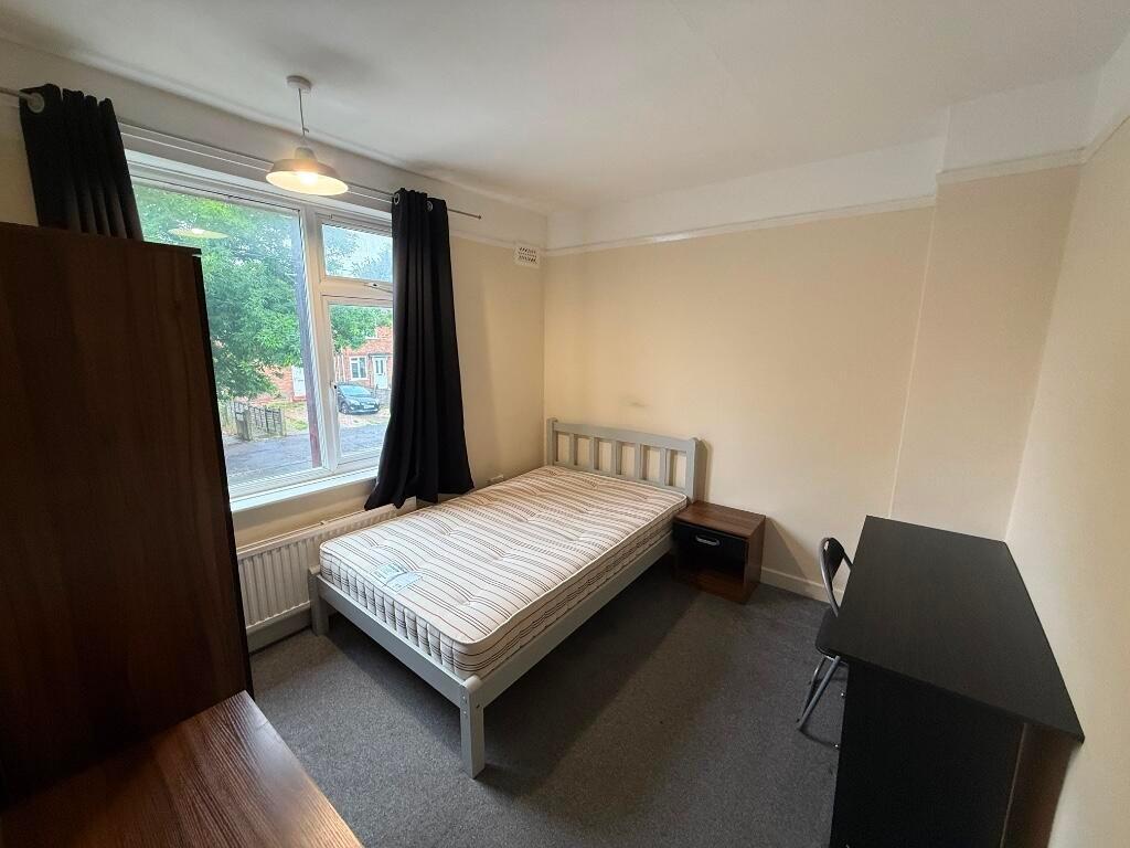 Bright, neatly presented double bedroom with a ...