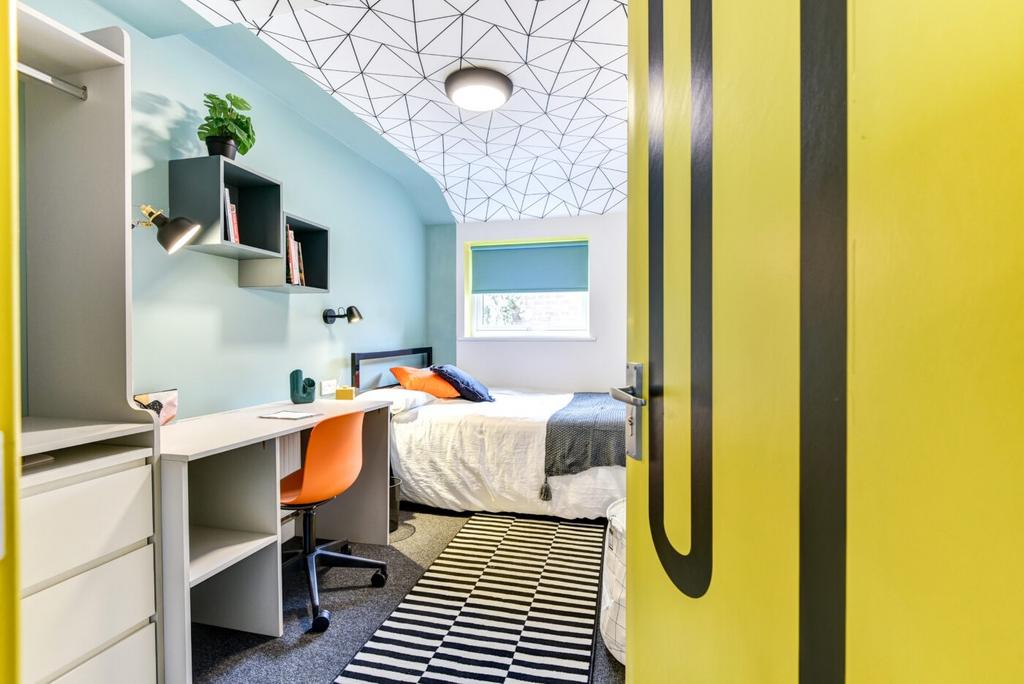 Bright, modern single bedroom with a neat study...