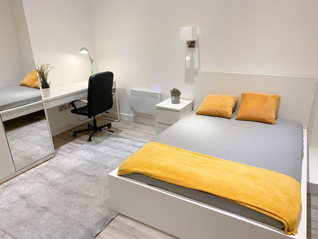 Bright double room with desk and modern décor...
