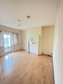3 bedroom semi-detached house to rent, Heston Avn, Heston