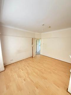 3 bedroom semi-detached house to rent, Heston Avn, Heston