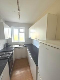 3 bedroom semi-detached house to rent, Heston Avn, Heston