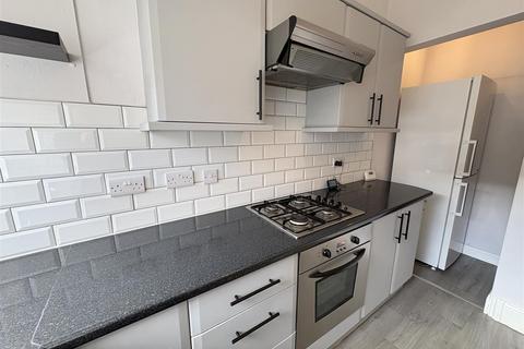 2 bedroom terraced house to rent, Coronation Street, Darlington